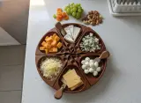 لوحة تقدم الجبن من الخشب سابلي