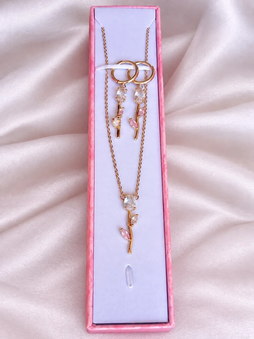 Ensemble collier et boucles d’oreilles à pierres roses