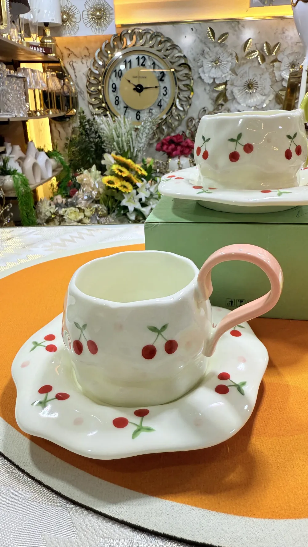 Tasse avec soucoupe en forme de fleur – Motif cerises 🍒