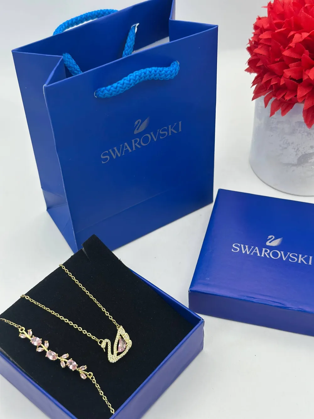 طقم البجعة /swarovski.(سلسلة + سوار+الكيس والعلبة مجانا💙)🦢 [موديل 3]