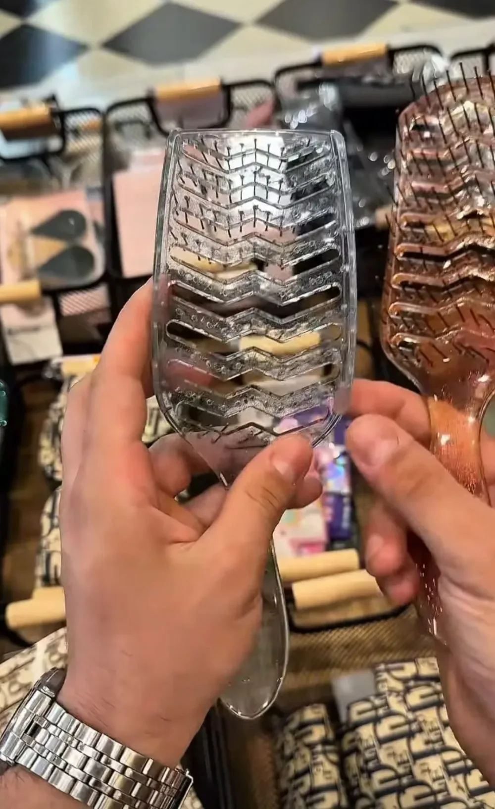 Brosse à cheveux démêlante translucide effet pailleté