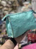 Trousse de Maquillage Texturée – Finition Holographique ✨