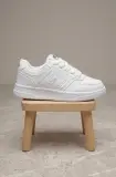حذاء أطفال أبيض بتصميم عصري أنيق