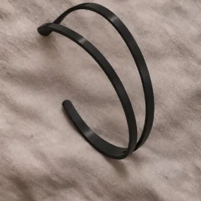 Bracelet ouvert à lignes géométriques