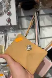 Pochette zippée en cuir avec dragonne et fermoir strassé