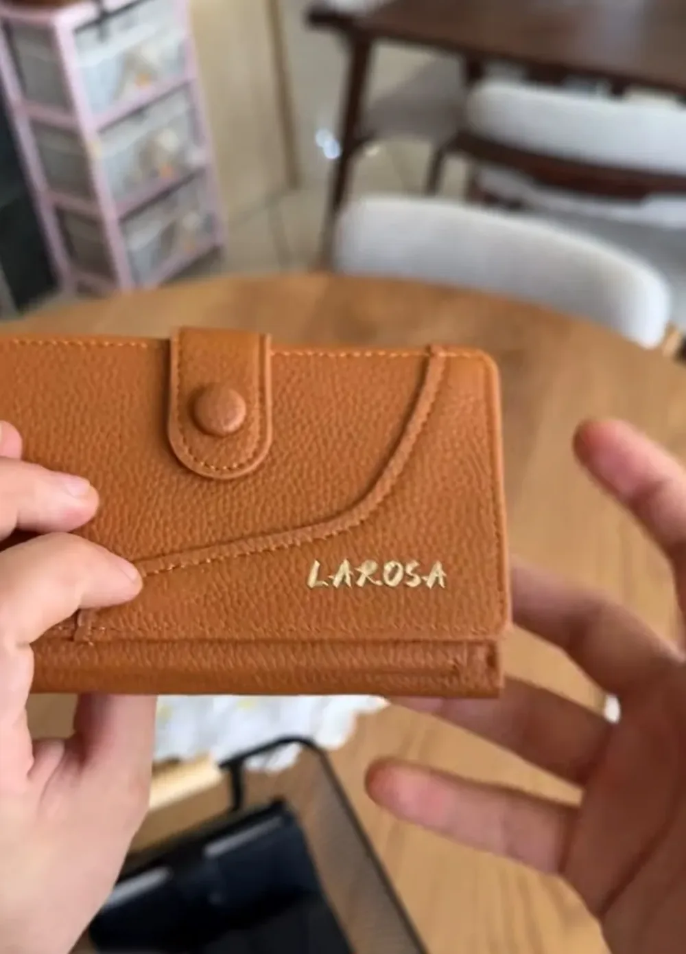 Portefeuille compact en cuir grainé LAROSA – à rabat pressionné