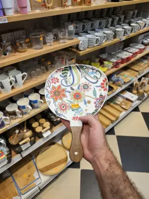 ASSIETTE DE SERVICE AVEC POIGNÉE - MOTIFS FLORAUX BOHÈME