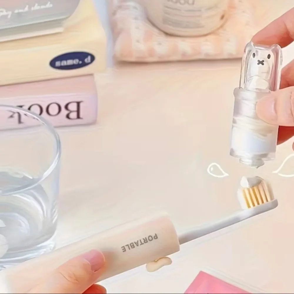 Brosse à dents avec compartiment, dentifrice