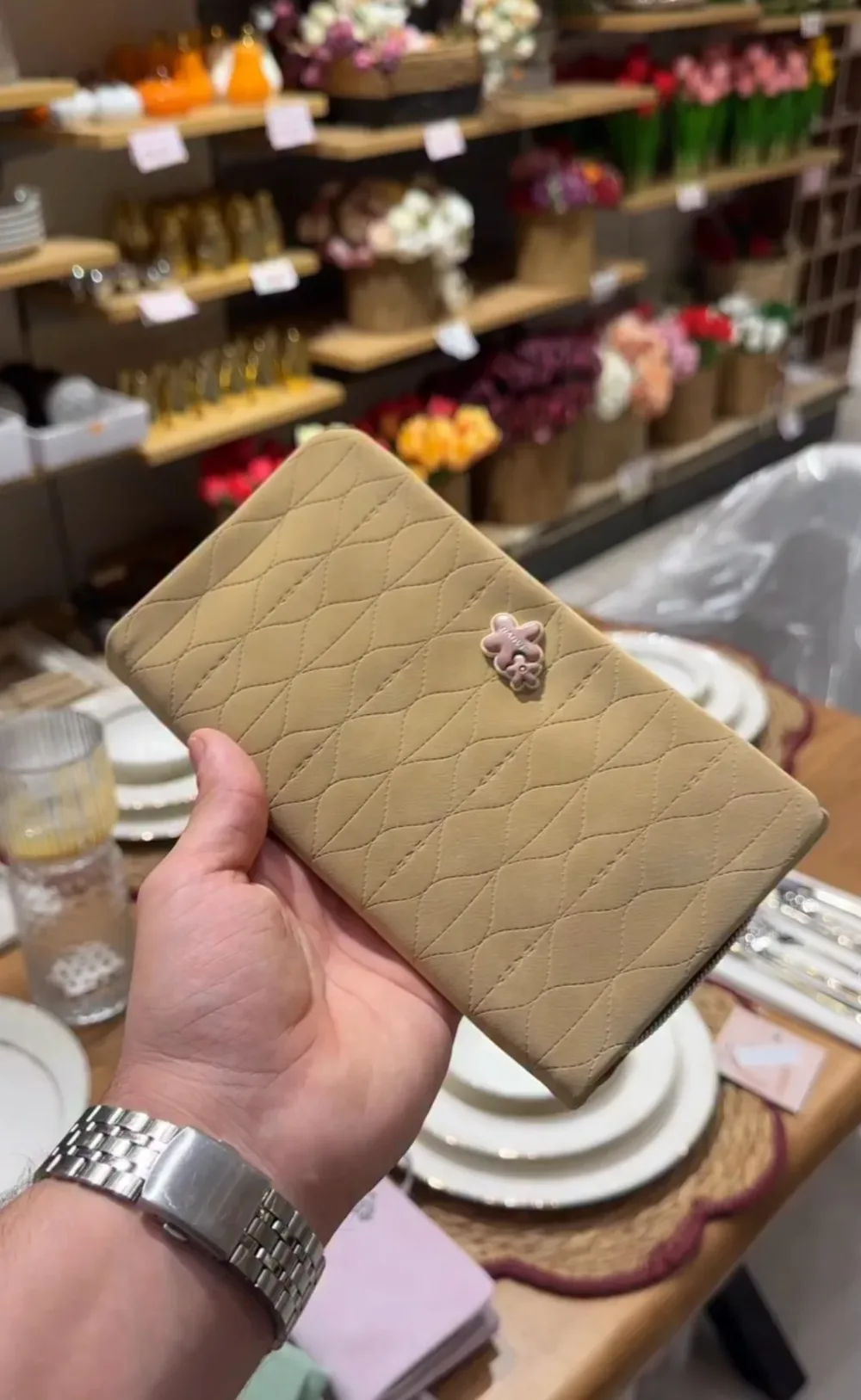 Portefeuille matelassé en cuir avec bouton fleur