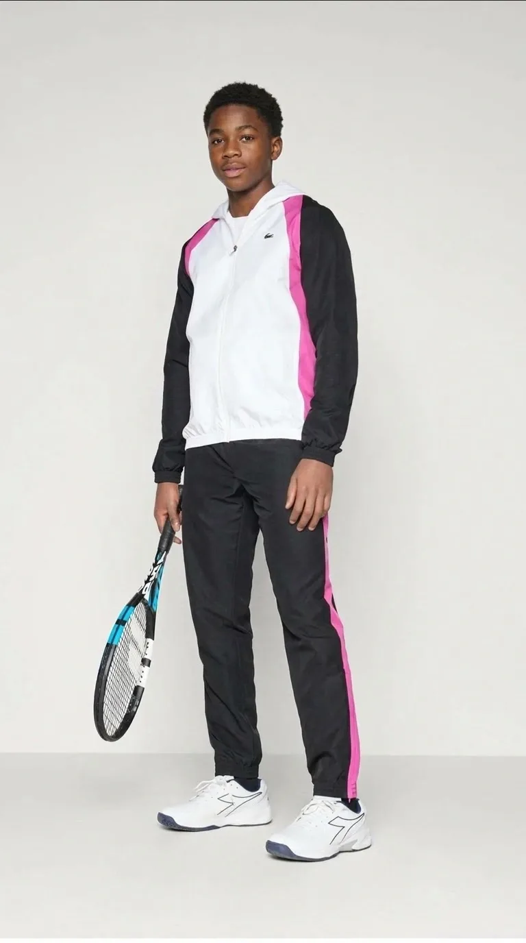 طقم رياضي ولادي 3 بياس Lacoste – جاكيت + تيشورت + سروال بتصميم عصري