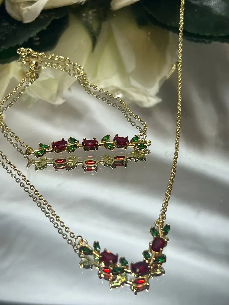 سلسلة الورود 🥀/swarovski(سلسلة + سوار +الكيس والعلبة مجانا💙)  3موديلات