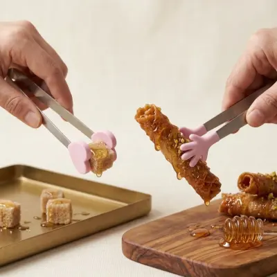Pincettes à sucre et gâteau