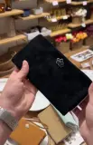 Portefeuille matelassé en cuir avec bouton fleur