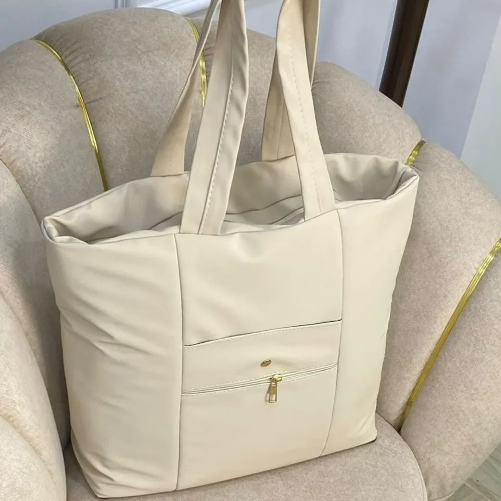 Sac Tote en Satin Imperméable – Grand Format Pratique