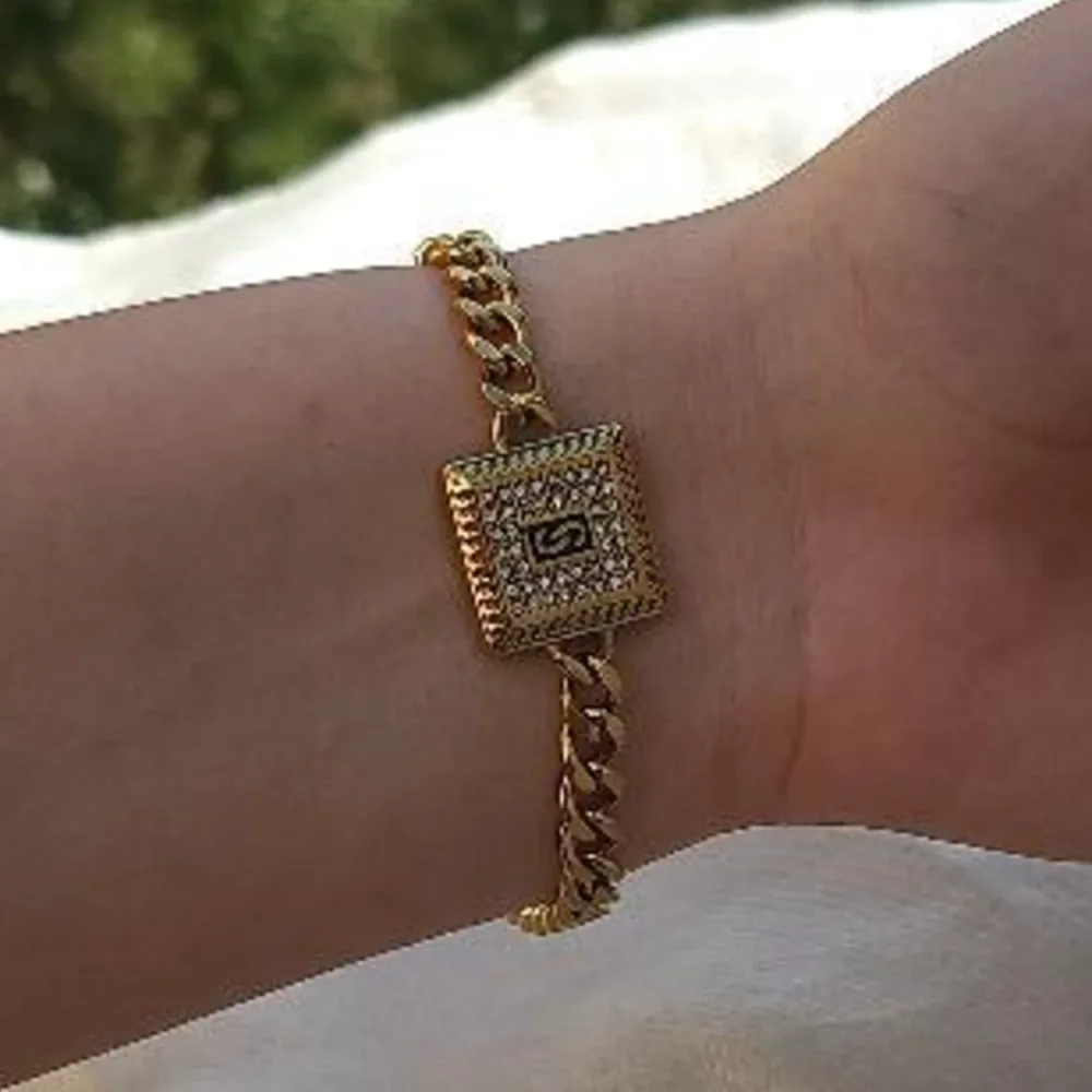 Bracelet gourmette à médaillon géométrique
