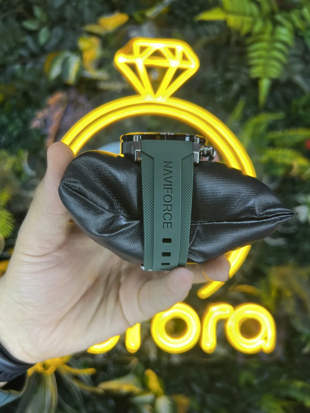 أناقة الرجال تبدأ من التفاصيل… خليك دايماً في القمة مع ساعة Naviforce 8038 ⌚🔥