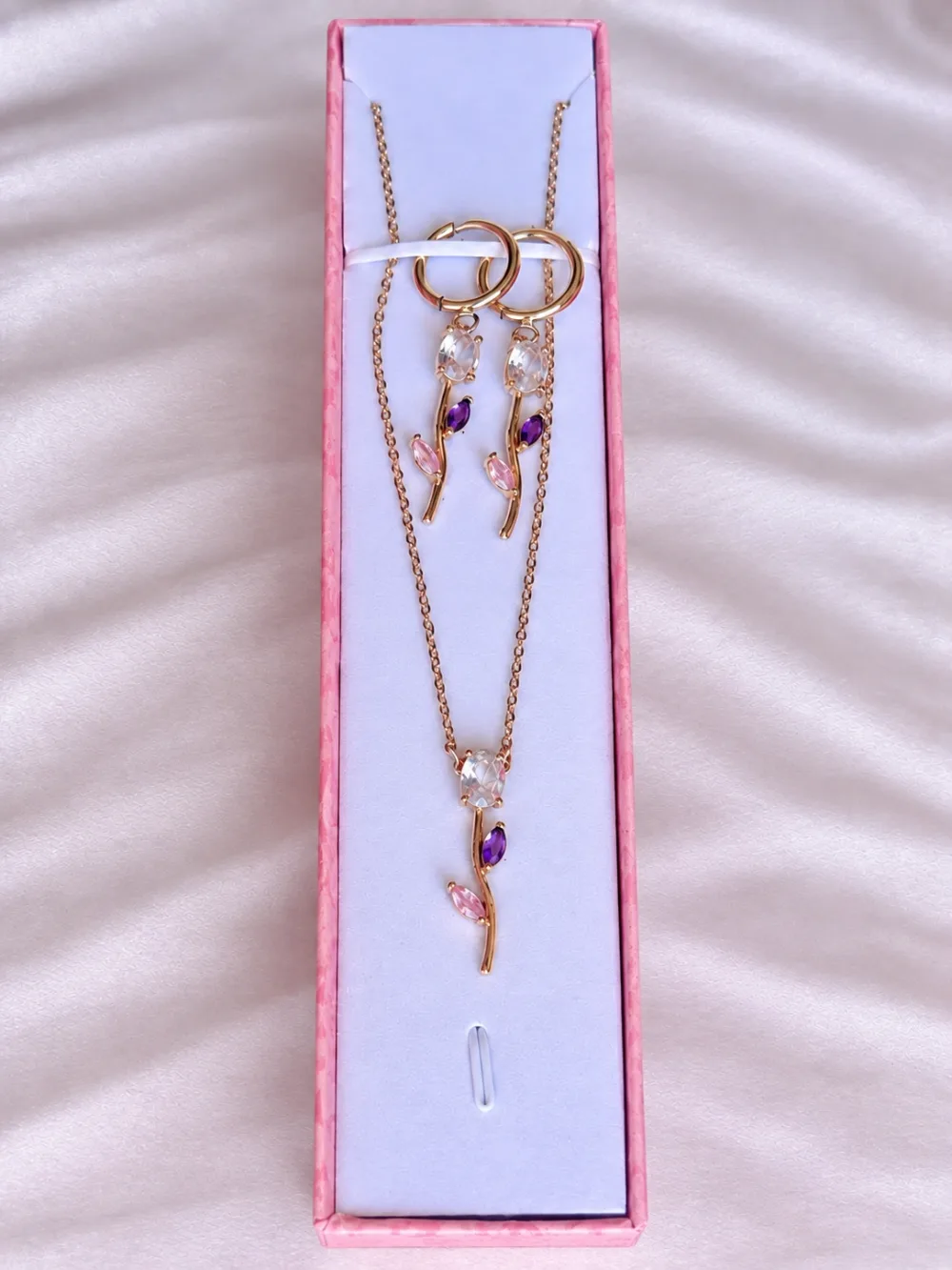 Ensemble collier et boucles d’oreilles à pierres roses