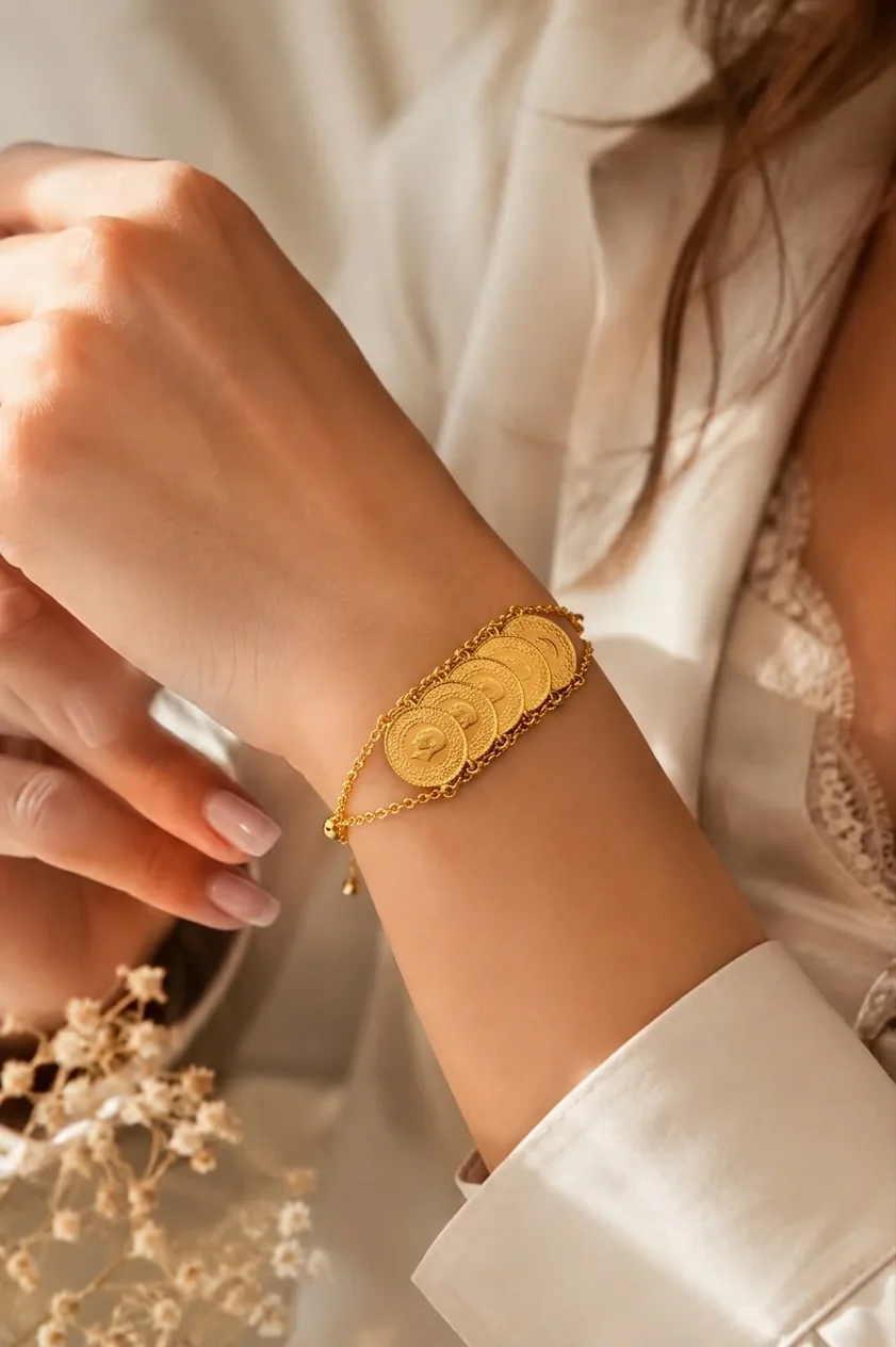 سوار العملات الذهبية – أناقة كلاسيكية بلمسة عصرية   Bracelet pièces d’or – Un classique intemporel, revisité