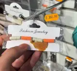 Bracelet perles heishi avec pompon — "Fashion Jewelry"
