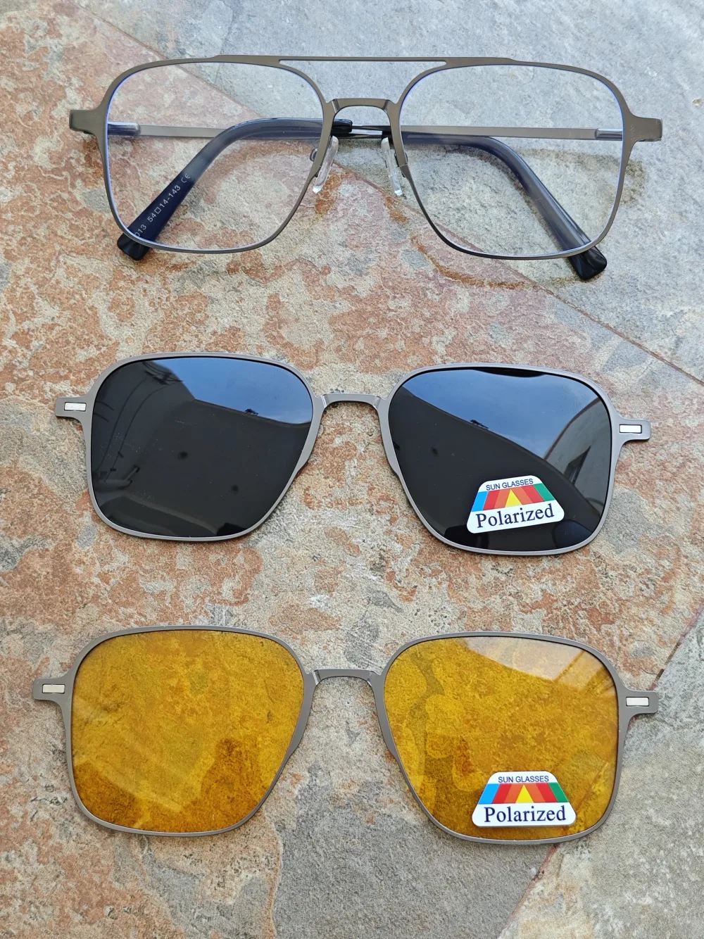 Lunettes avec appliques en métal