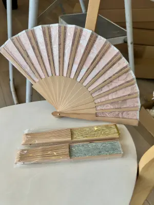 Éventail Pliant en Bois et Tissu Brocart