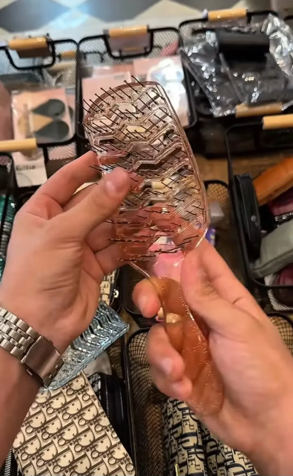 Brosse à cheveux démêlante translucide effet pailleté