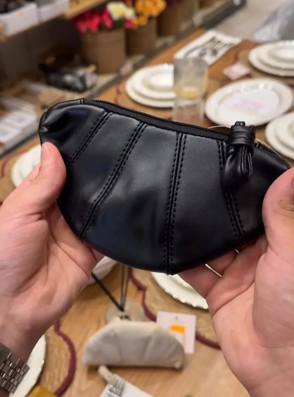 Pochette croissant en cuir plissé