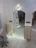 Poste de Coiffure Mural de Luxe - بوست حلاقة عصري مع مراية فخمة وأدراج