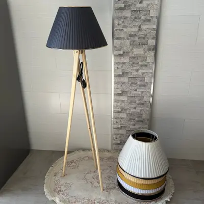 Lampadaire en bois rouge