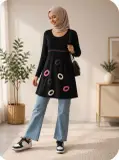 Tunique noire à motifs graphiques colorés – PIÙ & PIÙ