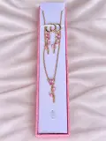 Ensemble collier et boucles d’oreilles à pierres roses
