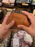 Porte-monnaie en cuir véritable, fermoir clic-clac et poche zippée