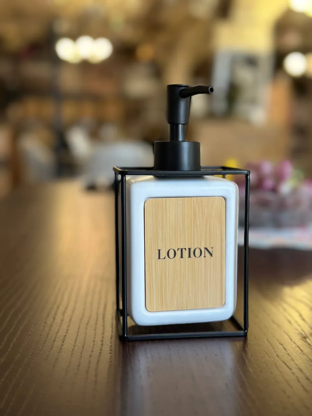 Distributeur de Lotion Style Industriel – Structure Métal & Bois