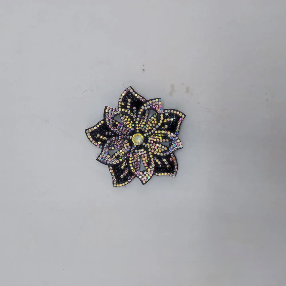 Fleur avec strass