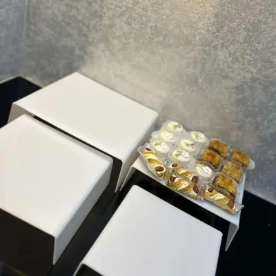 حامل حلويات المربع