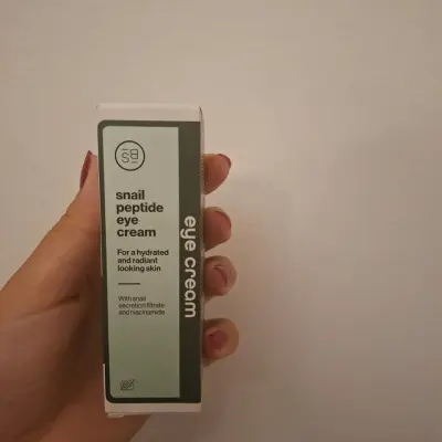 contour des yeux à base de bave d'escargot