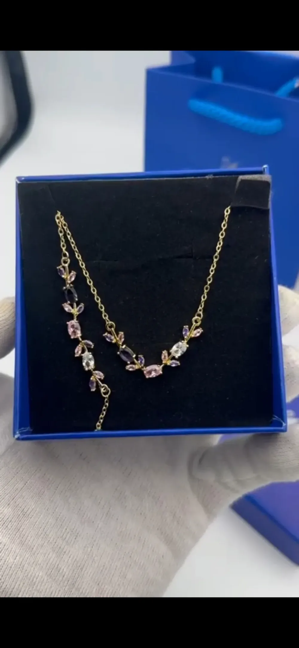سلسلة الورود 🥀/swarovski(سلسلة + سوار +الكيس والعلبة مجانا💙)  3موديلات