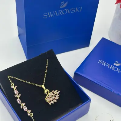 طقم البجعة /swarovski.(سلسلة + سوار+الكيس والعلبة مجانا💙)🦢 [موديل 1]