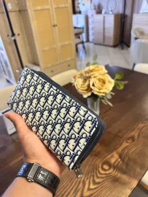 Portefeuille zippé double compartiment – Motif monogramme bleu marine