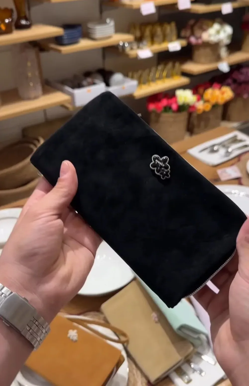 Portefeuille matelassé en cuir avec bouton fleur