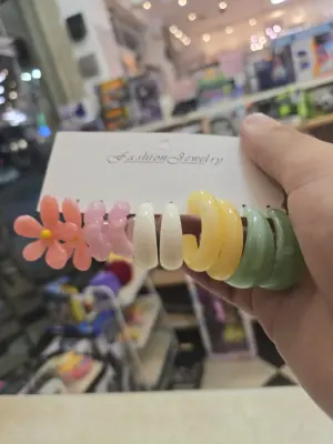 Boucles d'oreilles créoles en résine – Coloris pastel & fleurs