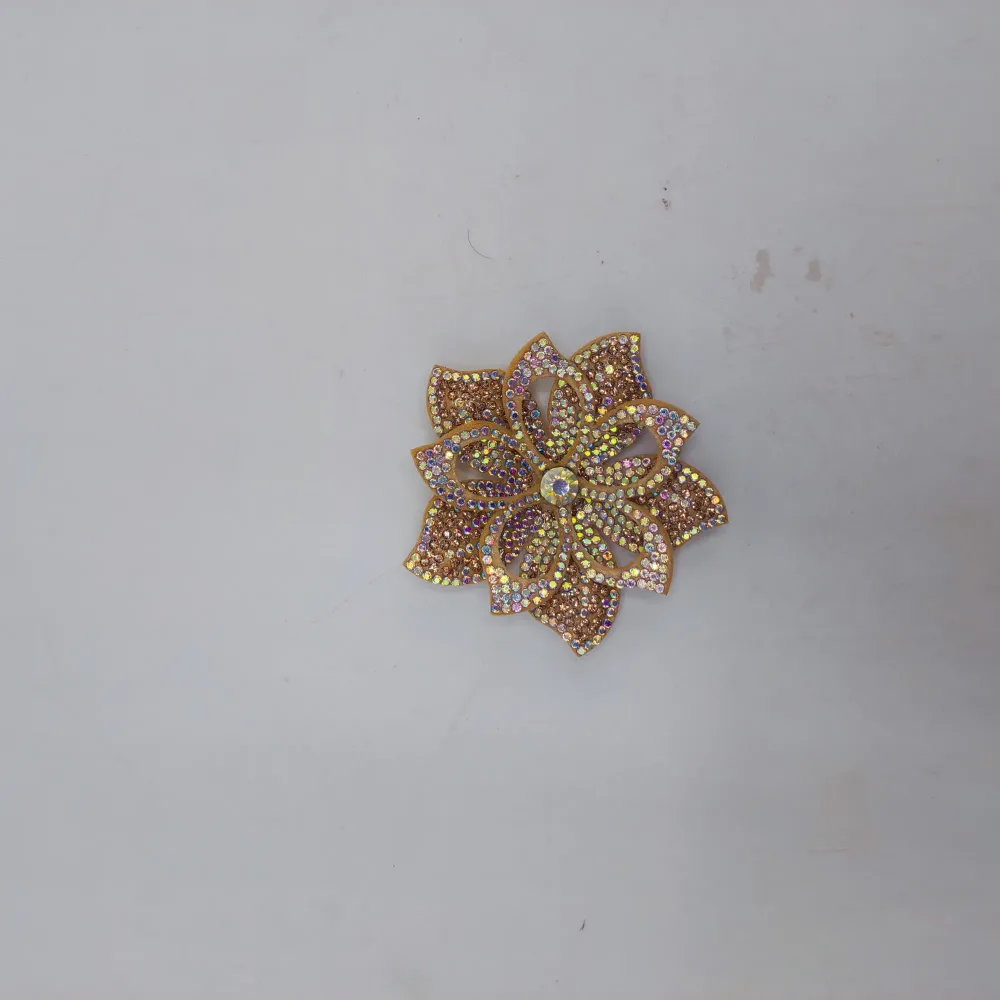 Fleur avec strass
