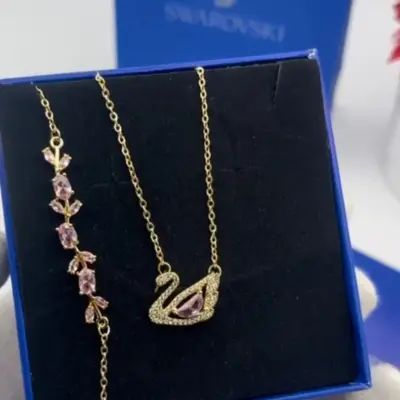 طقم البجعة /swarovski.(سلسلة + سوار+الكيس والعلبة مجانا💙)🦢 [موديل 3]