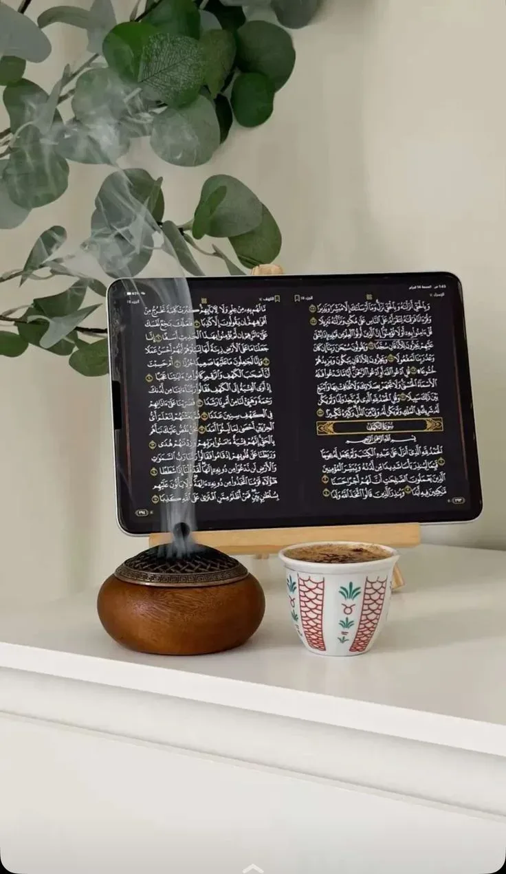 فناجين قهوة عربية أحمر