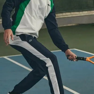 طقم رياضي ولادي 3 بياس Lacoste – جاكيت + تيشورت + سروال بتصميم عصري