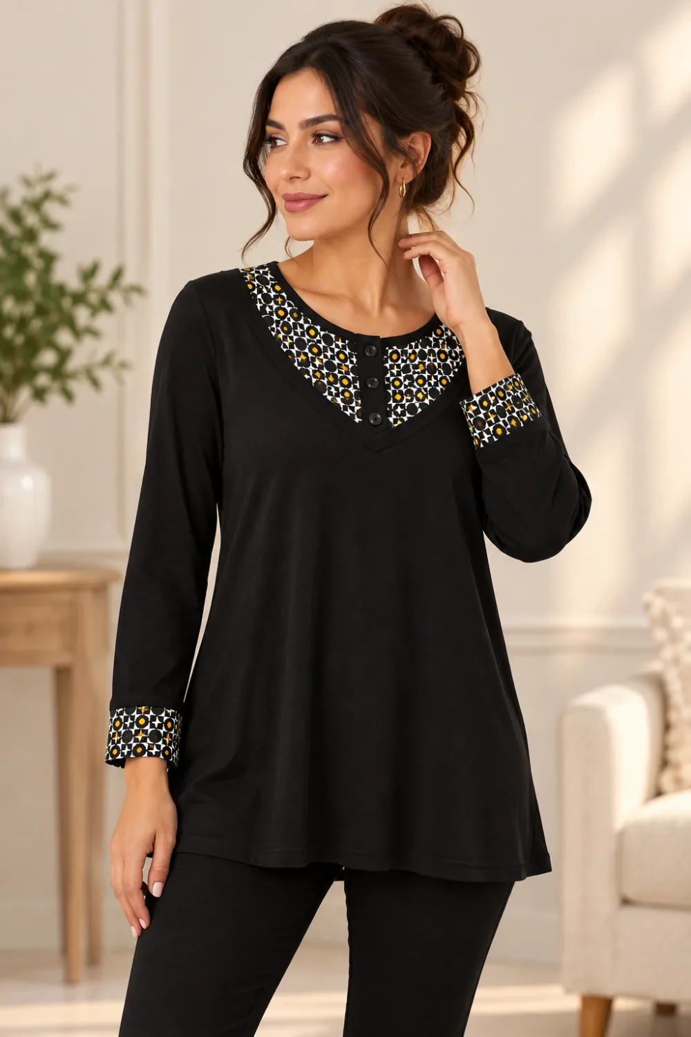 Tunique noire à col V et motifs graphiques – U Collection