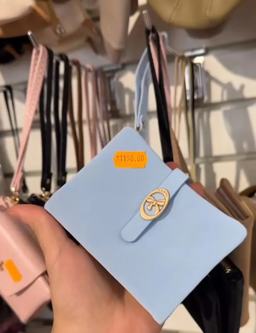 Portefeuille en cuir texturé avec fermoir nœud doré