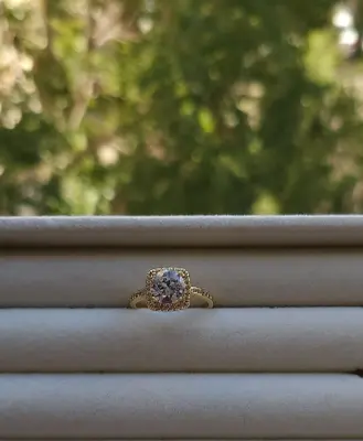 Bague marquise à halo