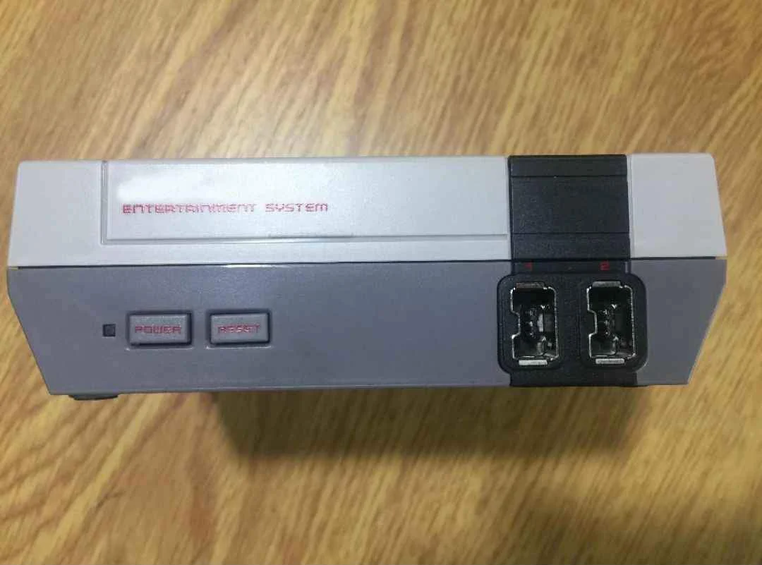 Mini NES sous emballage avec 21 jeux