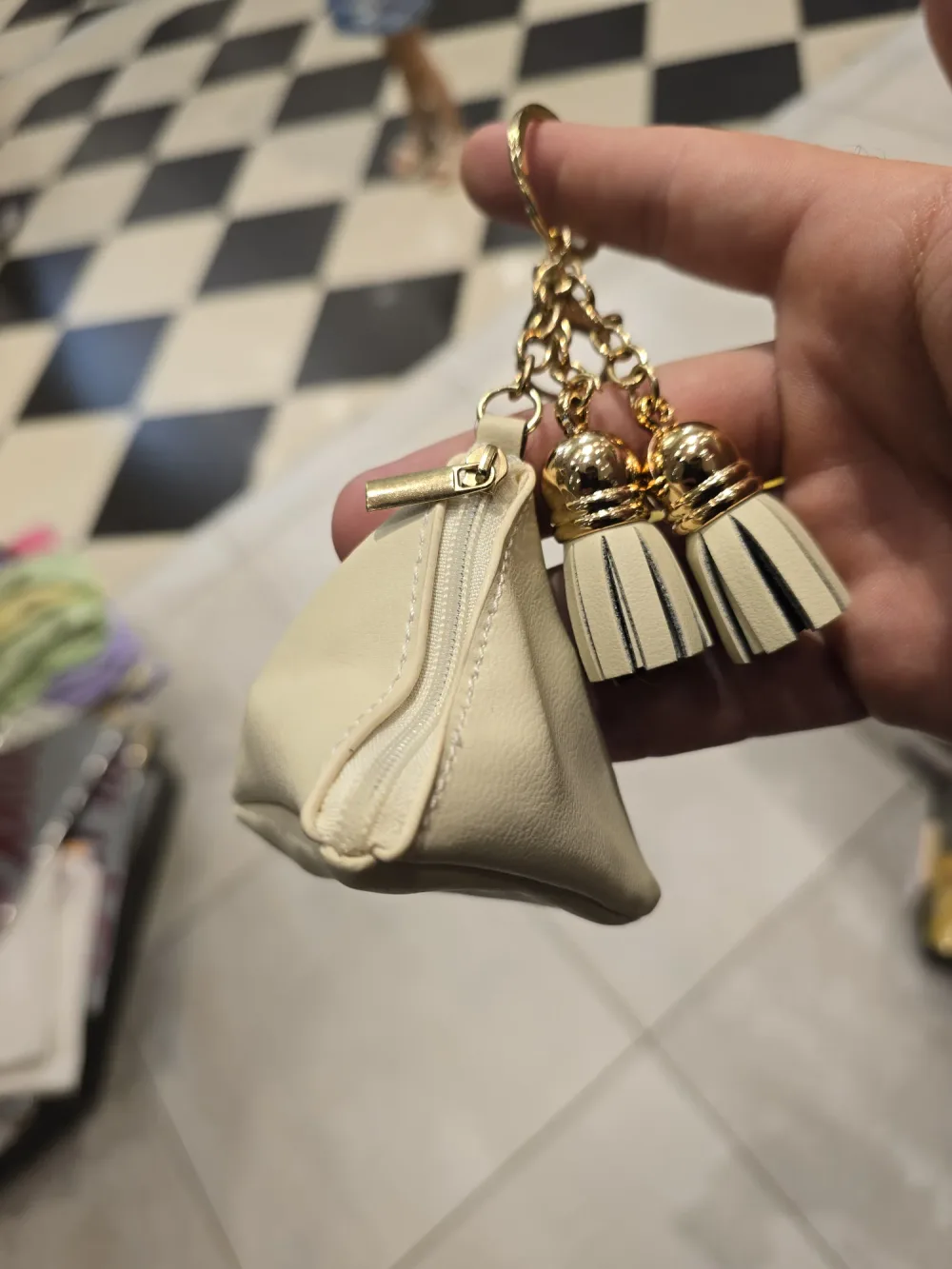 Porte-monnaie triangulaire en cuir avec pompon – Porte-clés zippé
